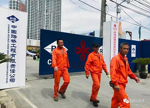 中国助力菲律宾实施许多民生项目。这是正在IM手机版app-IM（中国）
中的中国经援两座桥项目，有助于缓解首都马尼拉的拥堵难题。（图片来源：中央广播电视总台央视新闻）